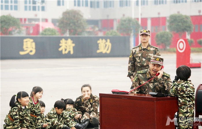 宋佳陈学冬变消防员 率萌娃走进消防