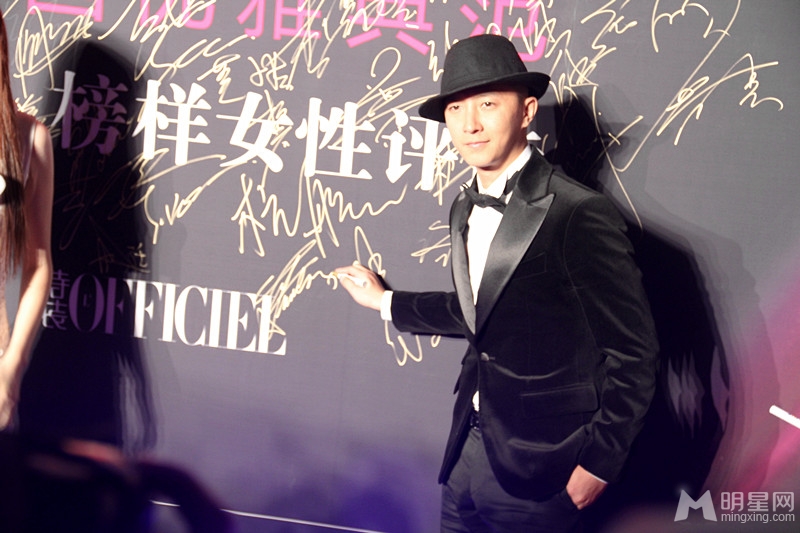 韩庚现身2013中国优雅盛典 黑色西服显帅气