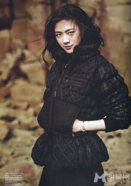 汤唯登韩版ELLE 凌冽眼神诠释优雅大气
