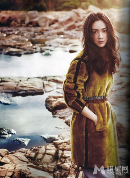 汤唯登韩版ELLE 凌冽眼神诠释优雅大气