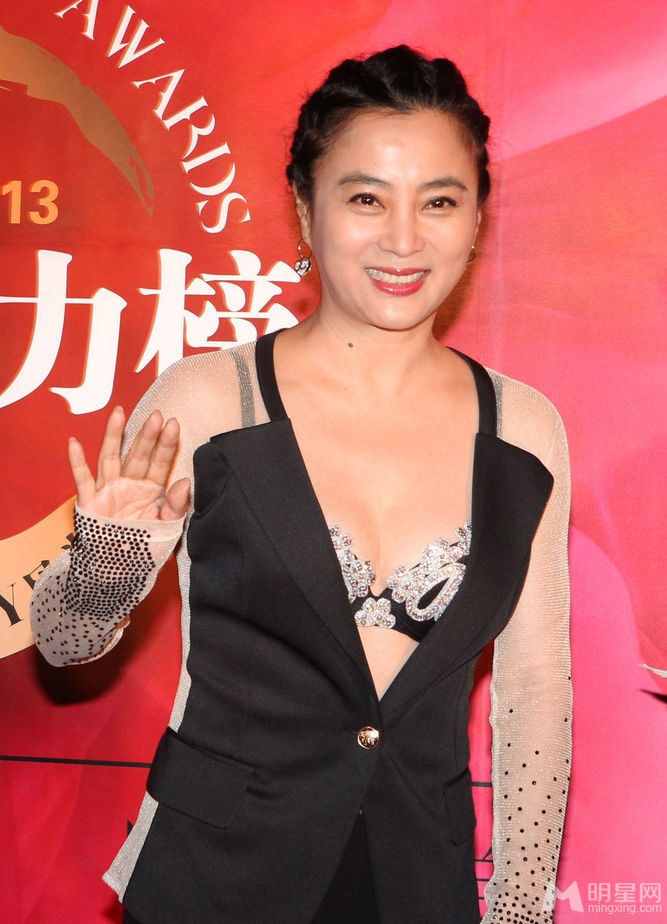 李湘与老公王岳伦甜蜜亮相 众女星爆乳抢镜