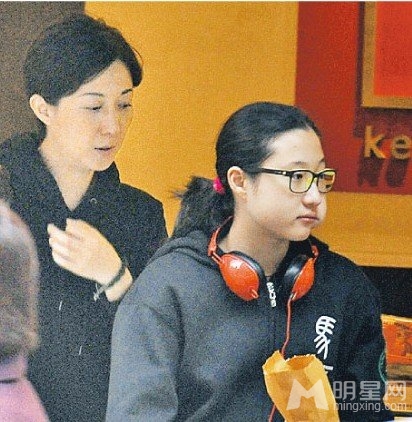 成龙私生女卓林与母亮相 见拍照害羞不已