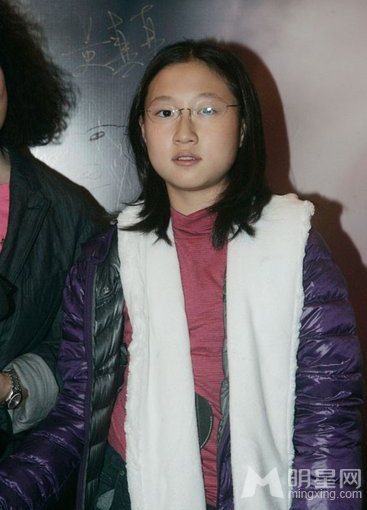 成龙私生女卓林与母亮相 见拍照害羞不已