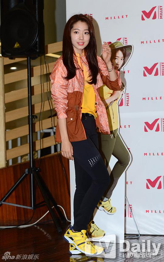 朴信惠领衔韩国电视剧女神 甜美亮相活动