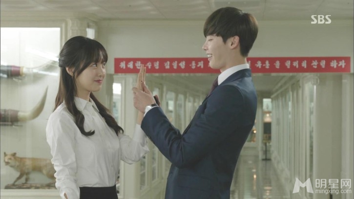 Doctor异乡人剧照 李钟硕向陈世妍求婚