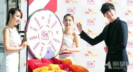 李钟硕帅气亮相 比剪刀手卖萌可爱