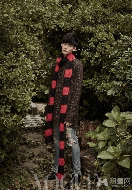 李钟硕时尚杂志写真 身着皮夹克变身秋季型男