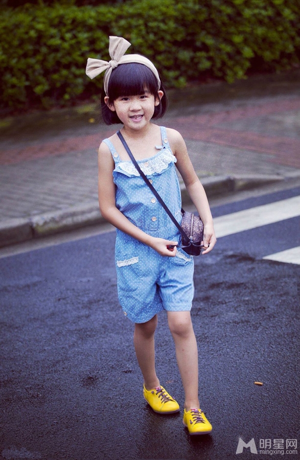 陆毅女儿贝儿造型百变 时尚穿搭成典范