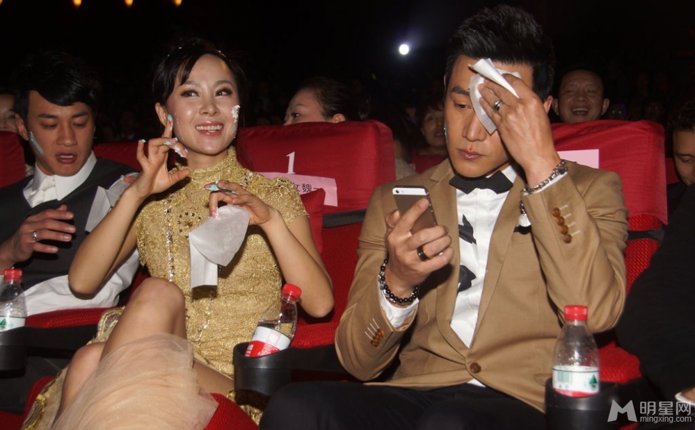 女星魏一豪亮相丑态尽显 帮陆毅擦脸不慎走光