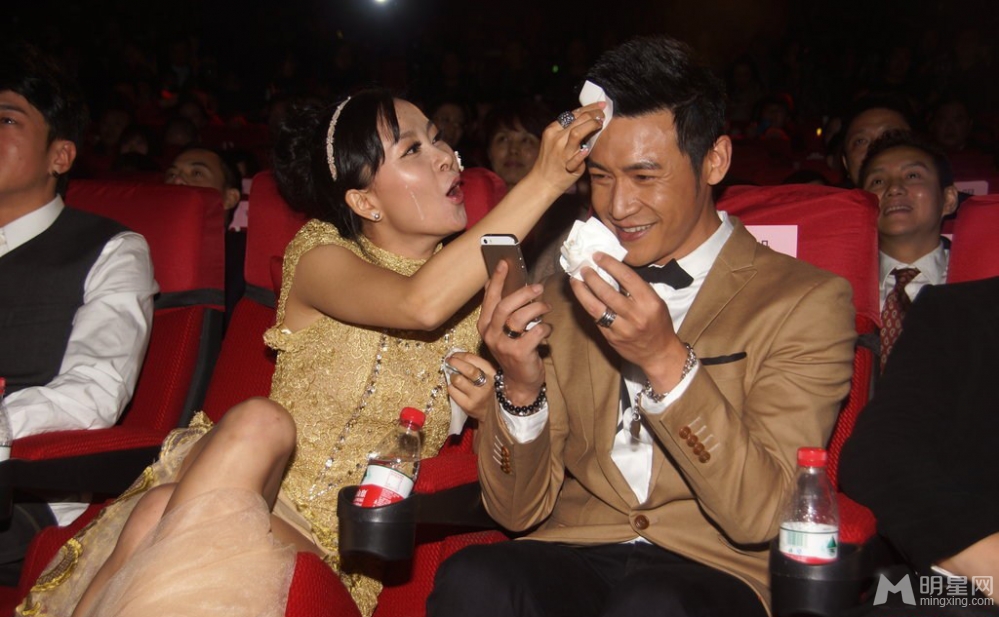 女星魏一豪亮相丑态尽显 帮陆毅擦脸不慎走光