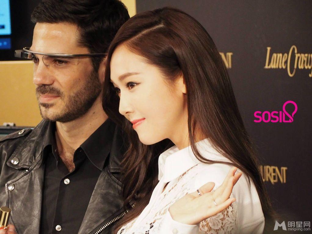 Jessica郑秀妍出席香港YSL体验活动现场 蕾丝透视装抢镜
