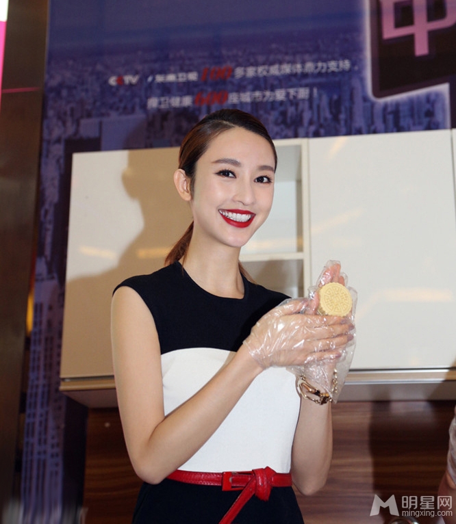 张俪紧身短裙时尚优雅亮相 兴趣盎然学做美食