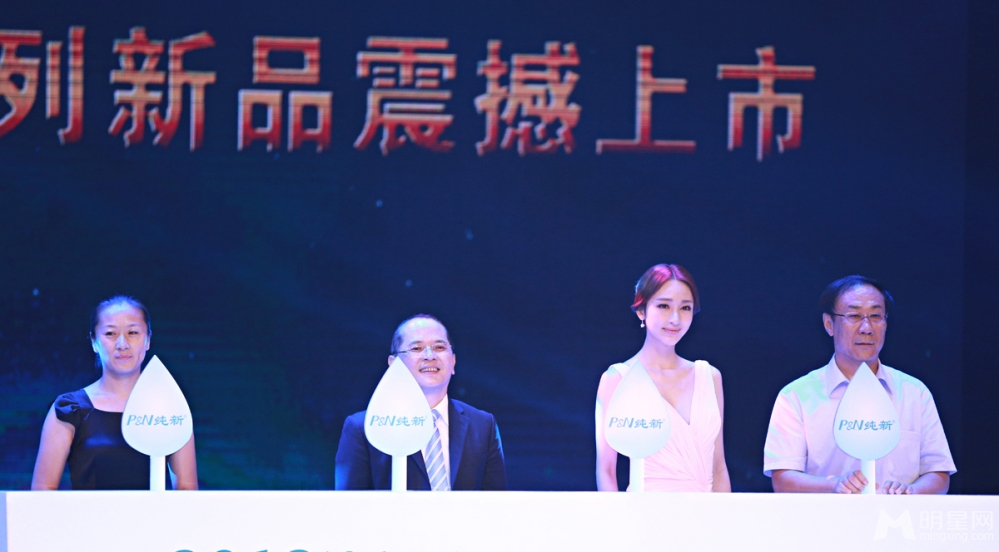 张俪粉裙优雅亮相 尽显婉约柔美气质