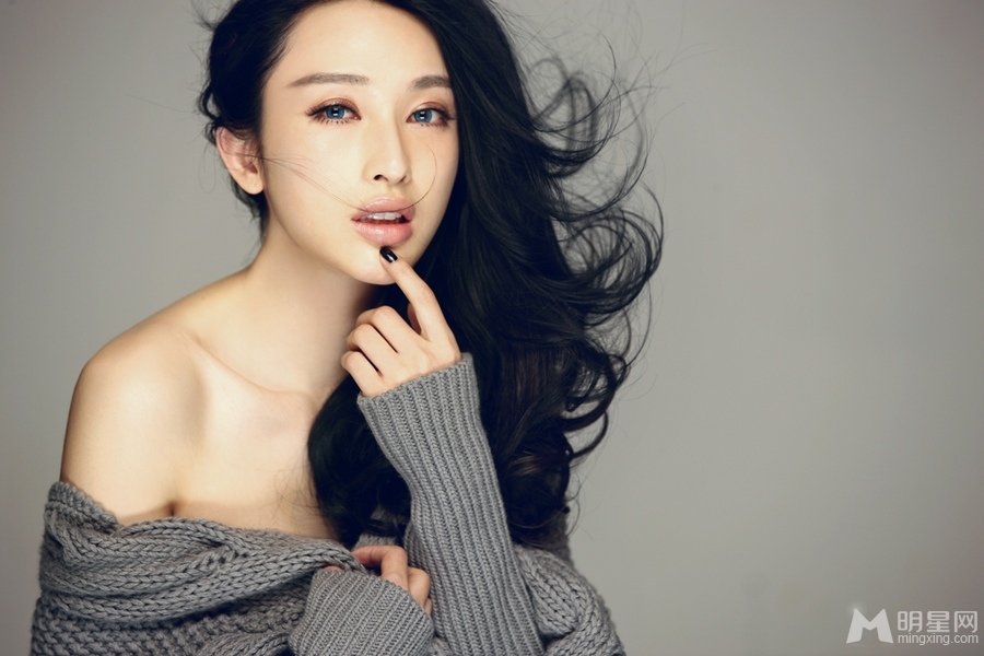 张俪最新写真露香肩 尽展性感妩媚