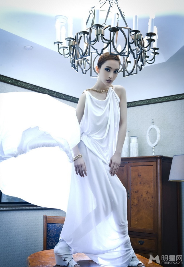 张俪化身天使 白裙裹身尽显高贵典雅