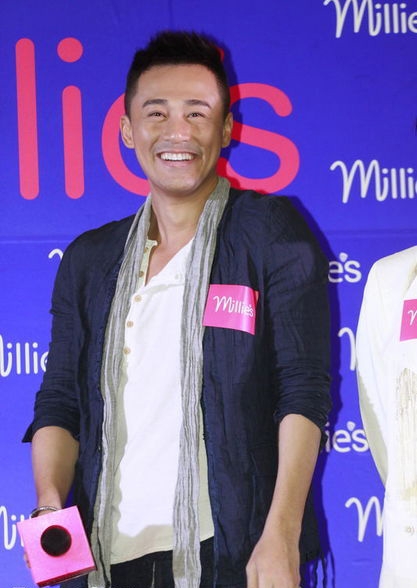 林峰遇张梓琳变“小矮人” 穿荧光女鞋扮可爱