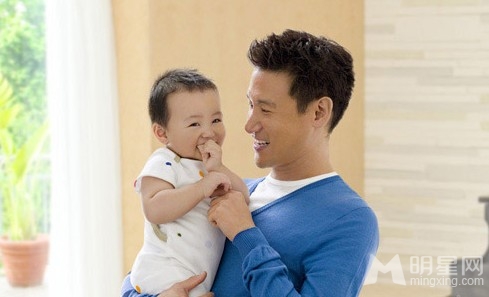 张学友被曝恋上33岁女助理 与妻子甜蜜瞬间回顾