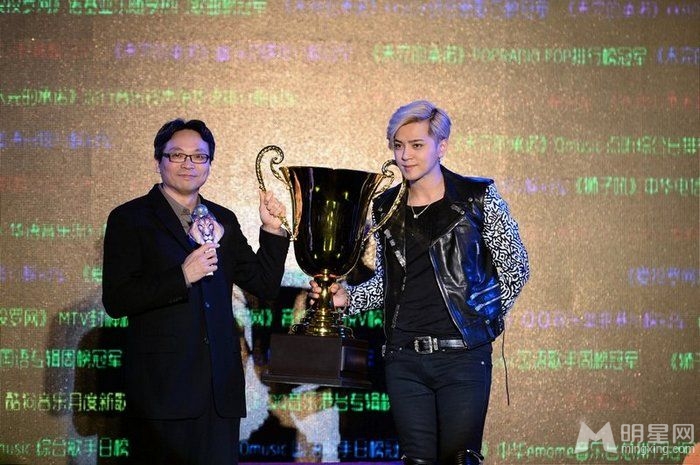 罗志祥举办亚洲记者会 获赠超级奖杯加冕狮王