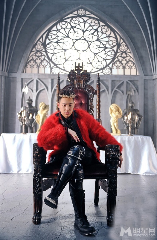 潘玮柏新专辑写真曝光 红色大衣尽显王者风范