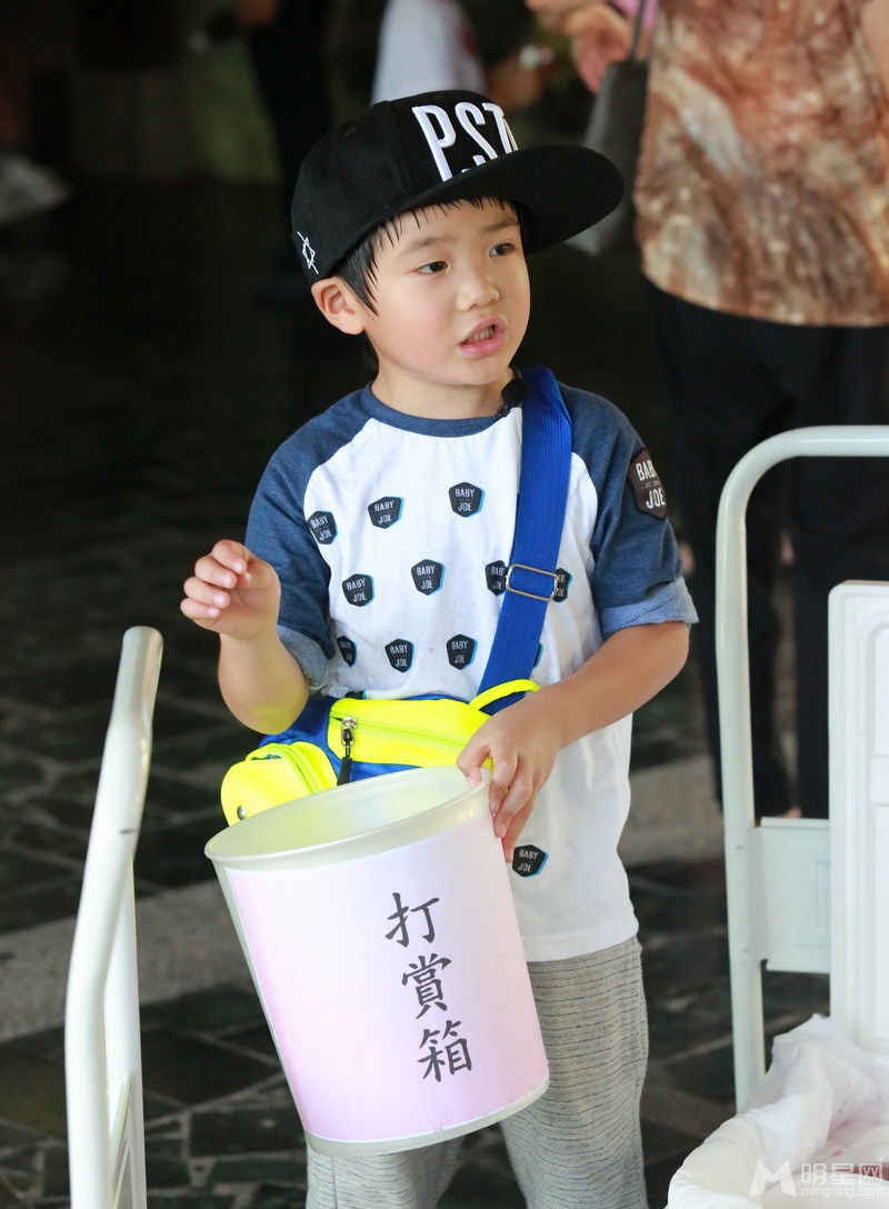 林志颖kimi回归爸爸去哪 上街叫卖范十足