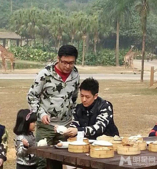 爸爸去哪儿电影版花絮 Angela与Kimi萌态十足