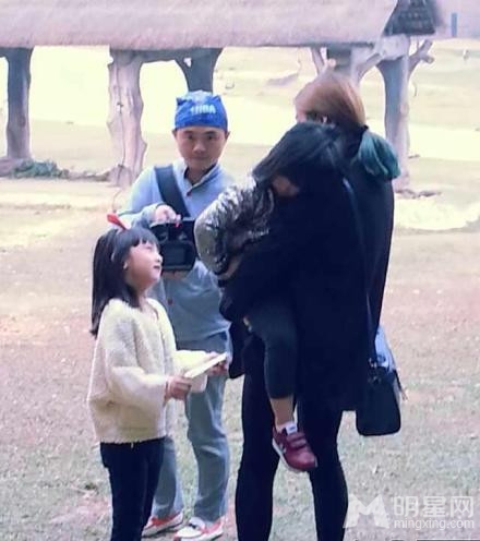爸爸去哪儿电影版花絮 Angela与Kimi萌态十足