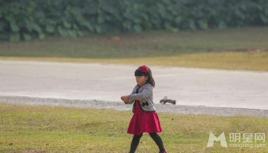爸爸去哪儿电影版花絮 Angela与Kimi萌态十足