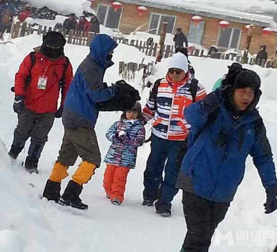 爸爸去哪儿东北站剧照曝光 潮爸萌娃雪中欢乐