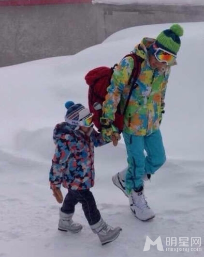 爸爸去哪儿东北站剧照曝光 潮爸萌娃雪中欢乐