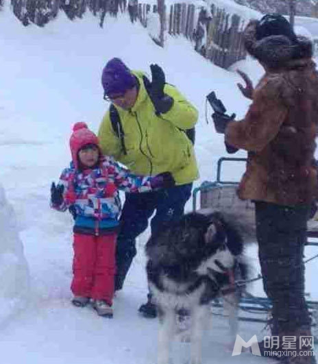 爸爸去哪儿东北站剧照曝光 潮爸萌娃雪中欢乐