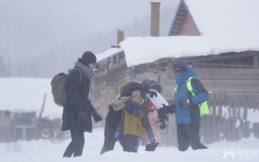 爸爸去哪儿东北站剧照 萌娃的白雪童话世界