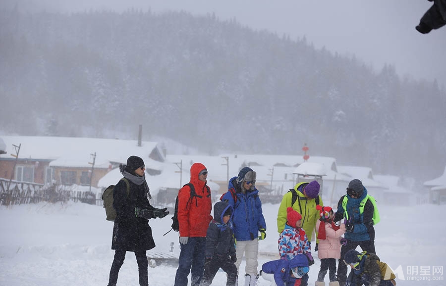 爸爸去哪儿东北站剧照 萌娃的白雪童话世界