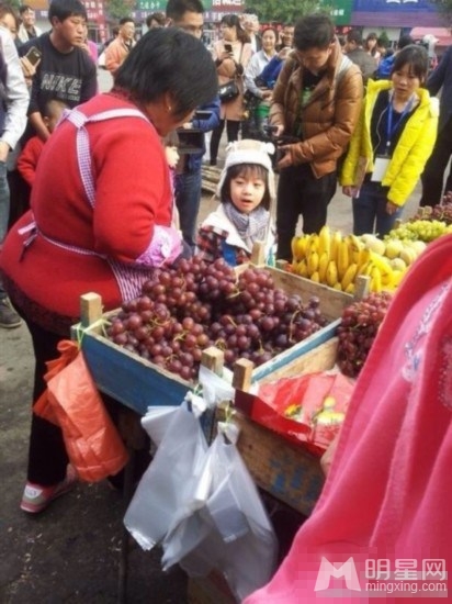 爸爸去哪儿最新现场照 Cindy与Kimi牵手同买菜