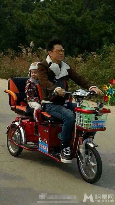 爸爸去哪儿最新现场照 Cindy与Kimi牵手同买菜