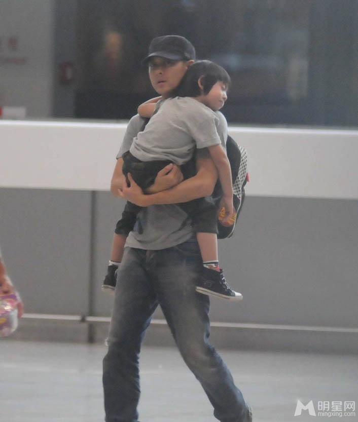 林志颖一家现身机场 小Kimi在爸爸肩膀甜甜入睡