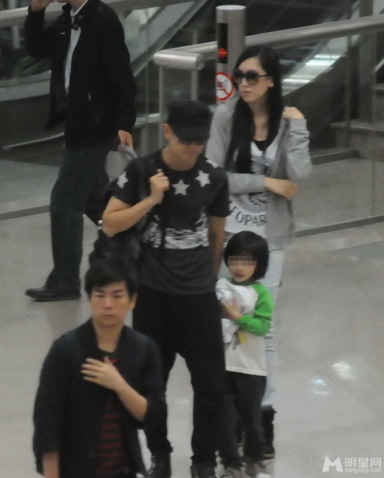 林志颖携老婆儿子现身上海浦东机场