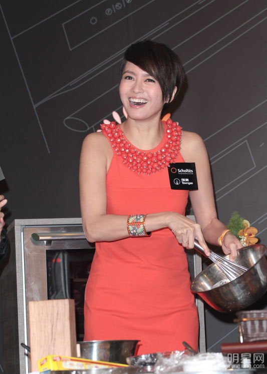 梁咏琪出席品牌活动 分享与老公的厨房甜蜜