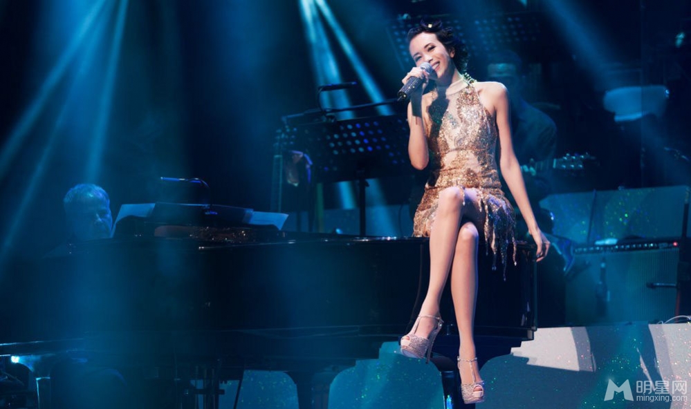 莫文蔚上海举行巡回演唱会 现场上演变装秀