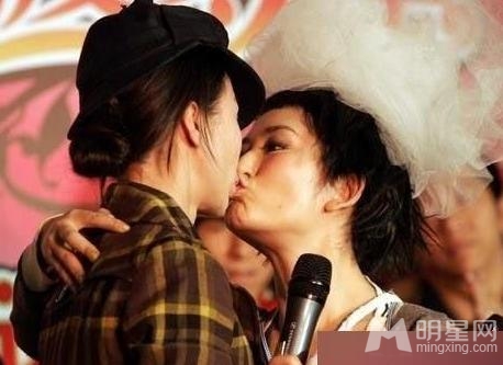 女星公开激吻暧昧瞬间