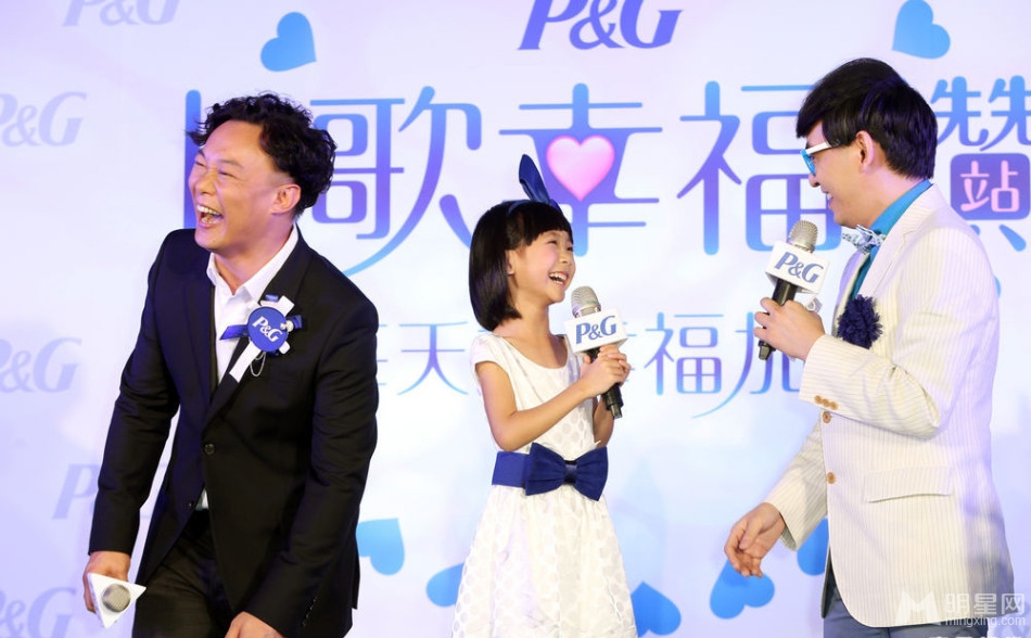 陈奕迅来台出席活动 与童星乔乔比鬼脸