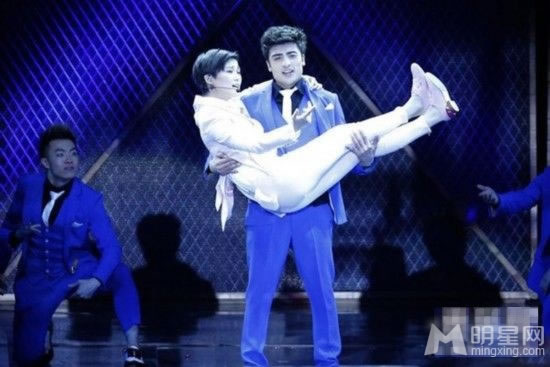 李宇春演唱会竟被男舞伴抱摔在地 粉丝惊吓