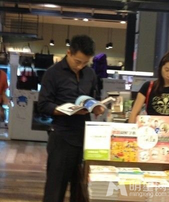 大S汪小菲现身泰国寺庙 喜得爱子虔诚还愿