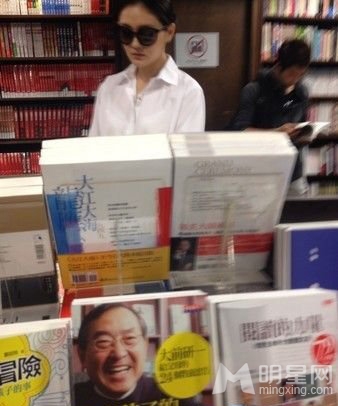 大S汪小菲现身泰国寺庙 喜得爱子虔诚还愿