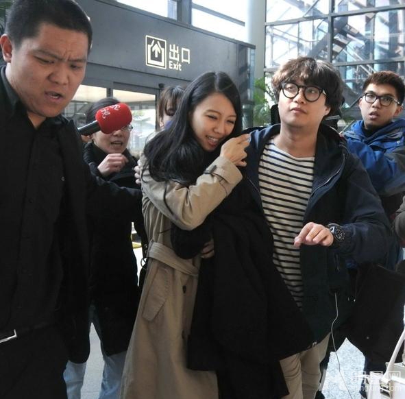 王力宏现身上海机场 二嫂李靓蕾遭粉丝挤丢