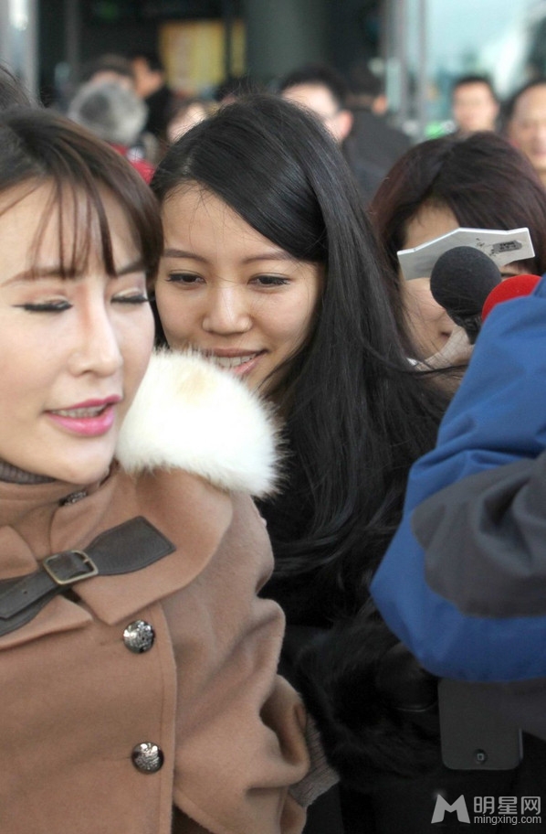 王力宏现身上海机场 二嫂李靓蕾遭粉丝挤丢