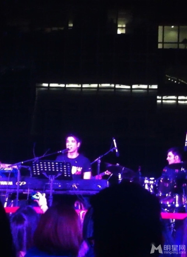 王力宏新加坡跨年演唱会 与妻子李靓蕾秀恩爱