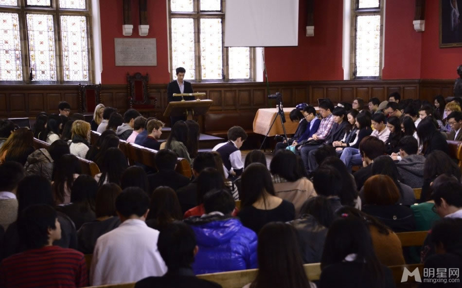 王力宏牛津大学演讲 带领学生为地震遇难者默哀