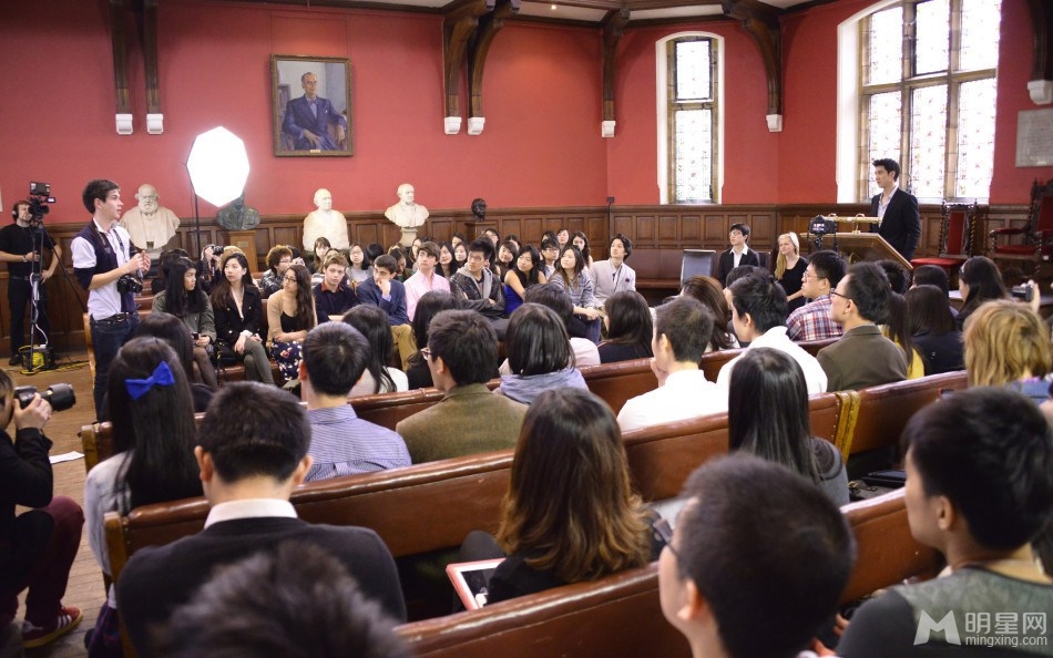 王力宏牛津大学演讲 带领学生为地震遇难者默哀