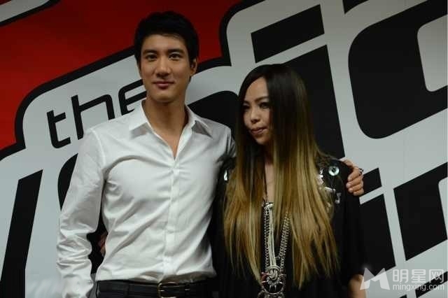 张惠妹王力宏亲密揽肩不惧绯闻