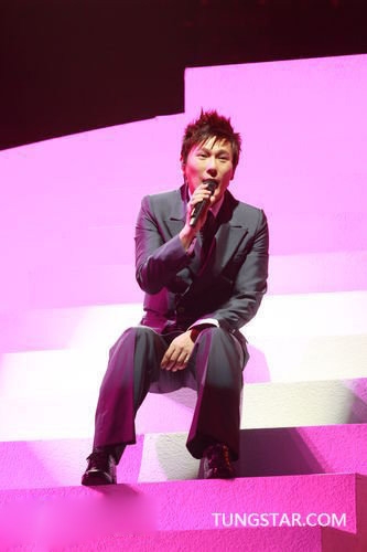 张信哲红馆开演唱会 深情演绎哲式情歌